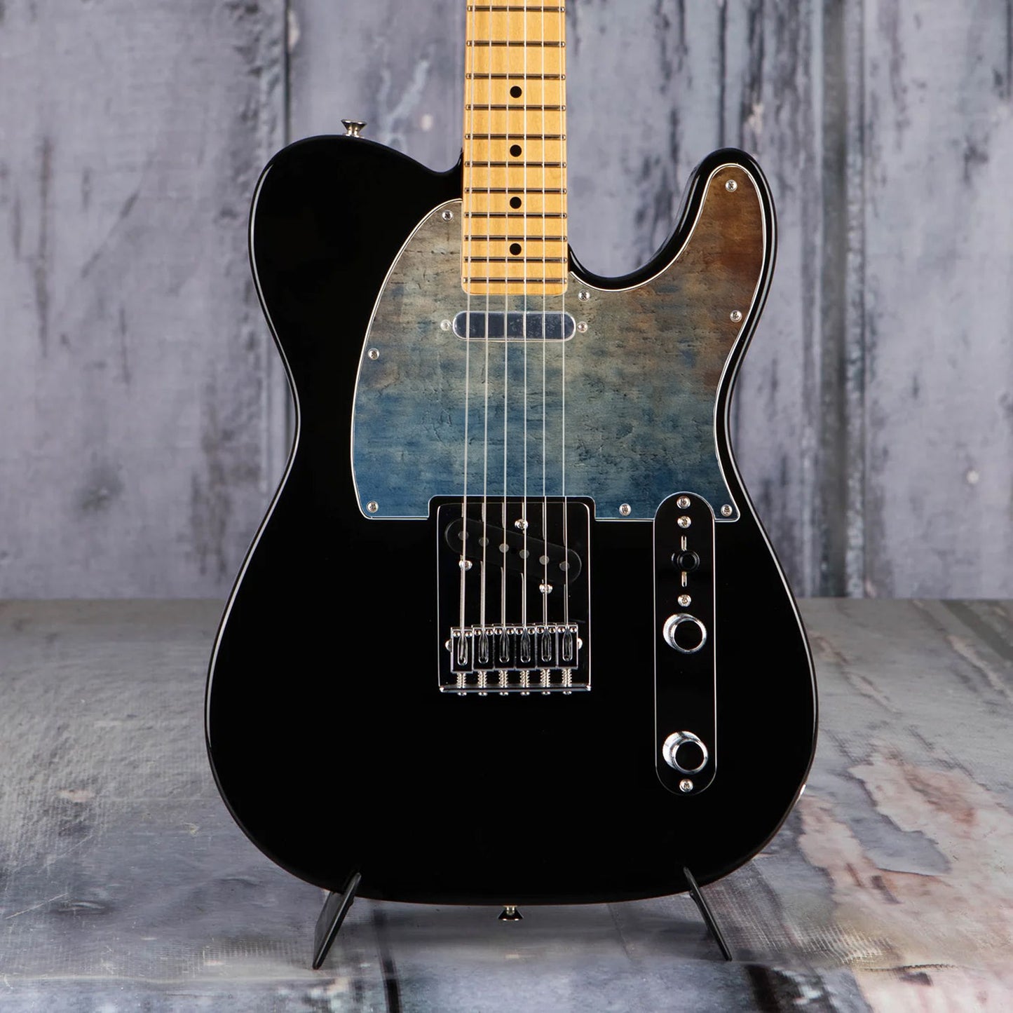 Egyedi Telecaster pickguard színes, grunge stílusú dizájnnal, különleges gitártest dekorációhoz.