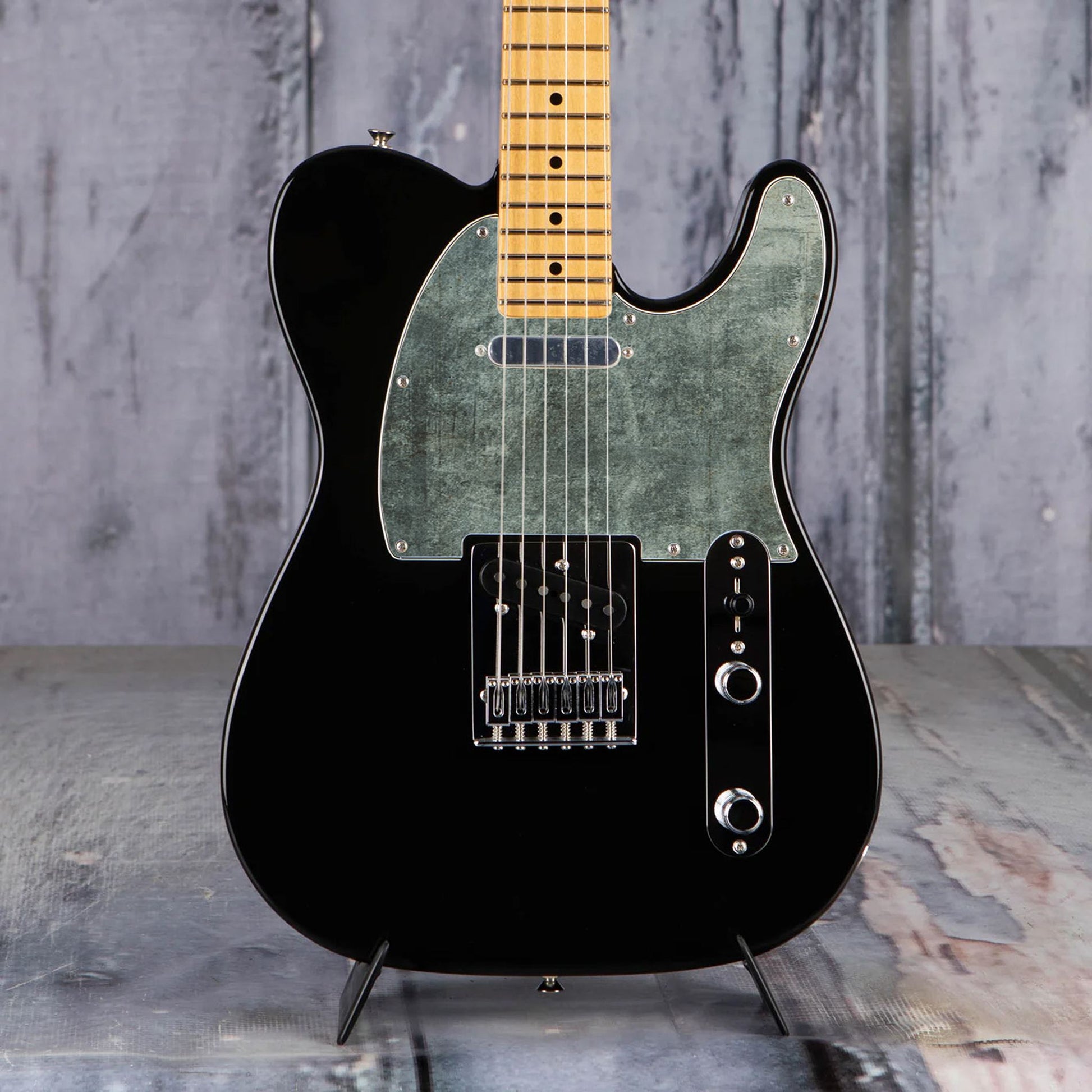 Egyedi Fender Telecaster gitár koptató fakó zöldes-szürke árnyalattal, érdes textúrával és enyhén patinás felülettel