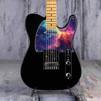 Egyedi Fender Telecaster gitár koptató vibráló galaxis mintázattal, élénk rózsaszín, narancs és kék ködfelhőkkel és csillagokkal