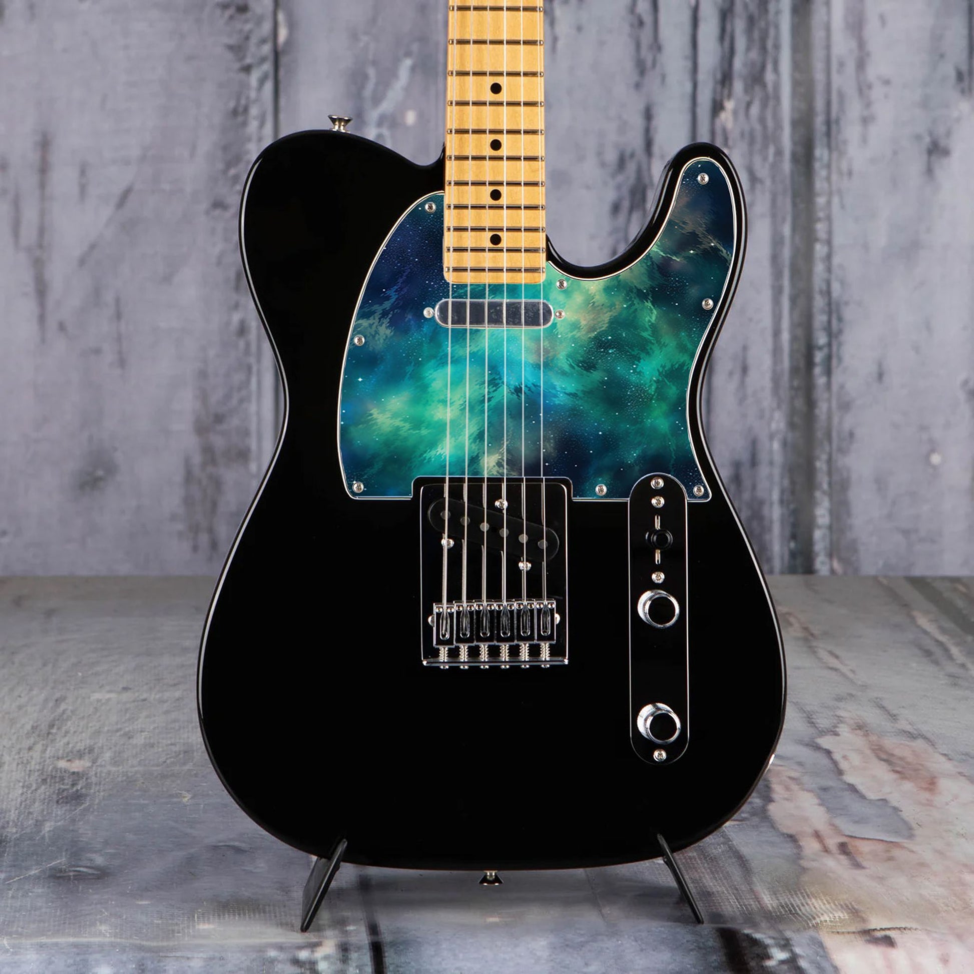 Egyedi Fender Telecaster gitár koptató élénk zöldes-kék galaxis mintázattal, kavargó ködfelhőkkel és szórtan ragyogó csillagokkal