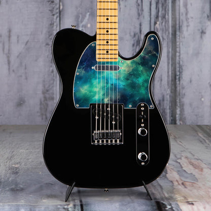 Egyedi Fender Telecaster gitár koptató élénk zöldes-kék galaxis mintázattal, kavargó ködfelhőkkel és szórtan ragyogó csillagokkal
