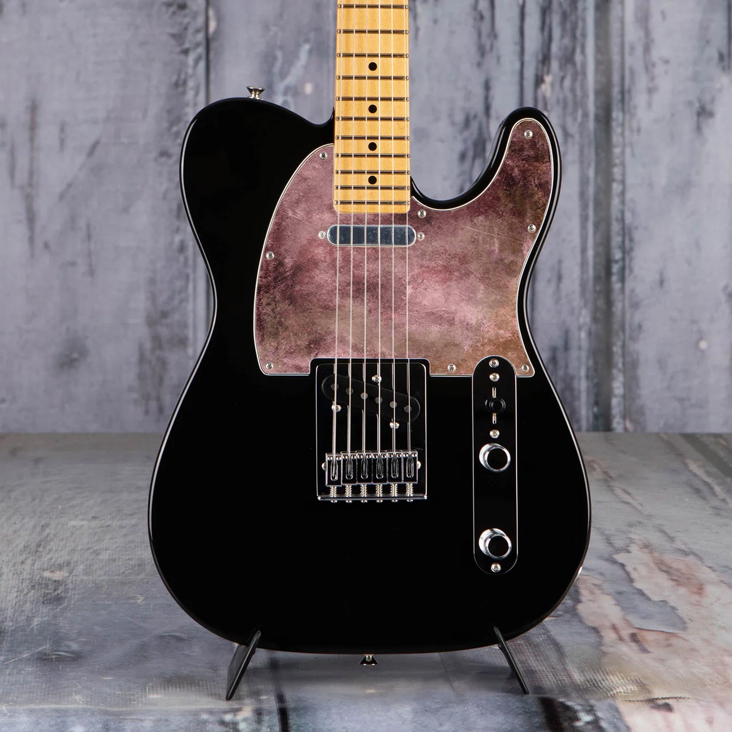 Egyedi Fender Telecaster gitár koptató borvörös és barna árnyalatokkal, enyhén patinás felülettel és rusztikus hatással