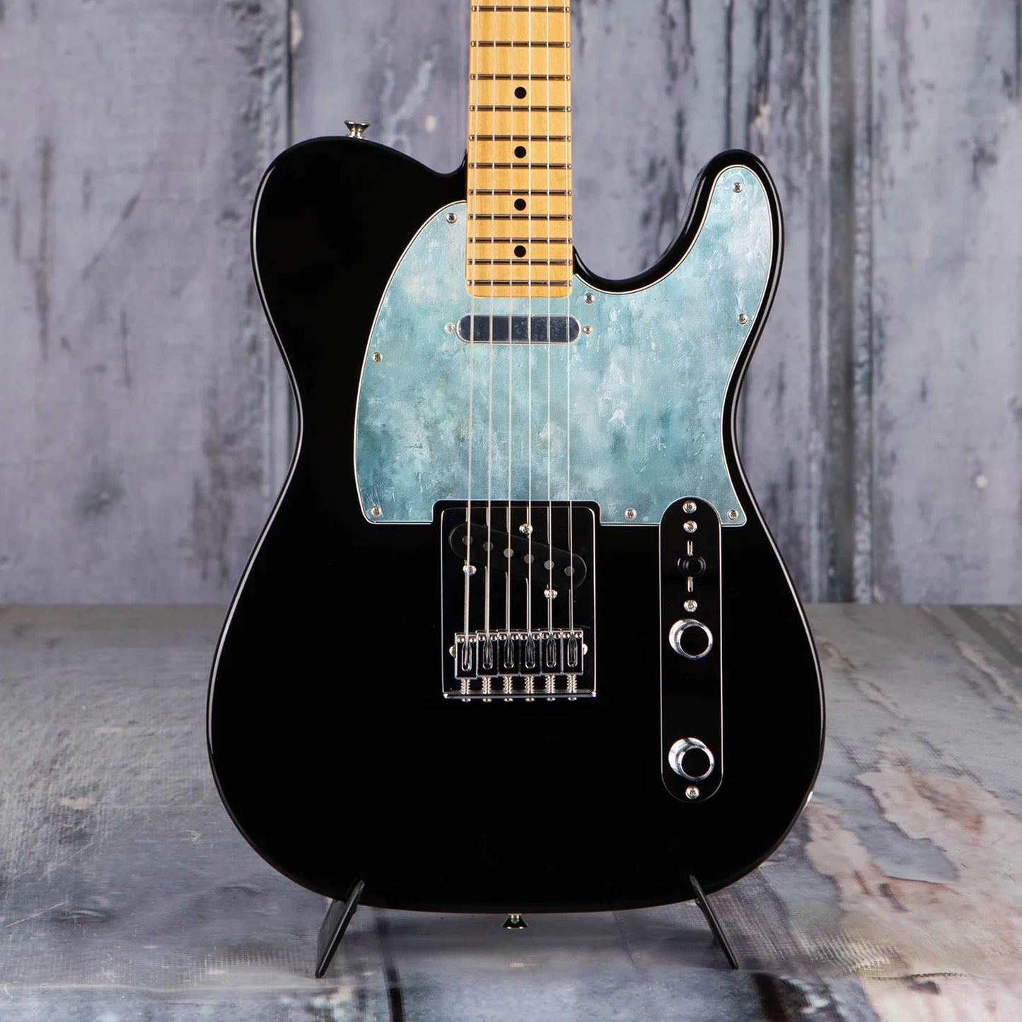 Egyedi Telecaster gitár koptató vízkék, felhőmintás textúrával, amely friss és légies megjelenést biztosít