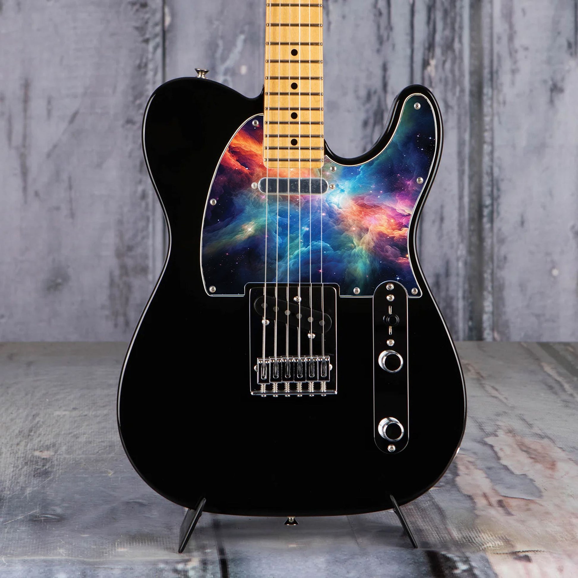 Egyedi Fender Telecaster gitár koptató színes galaxis mintázattal, élénk narancs, kék és lila ködfelhőkkel és ragyogó csillagokkal