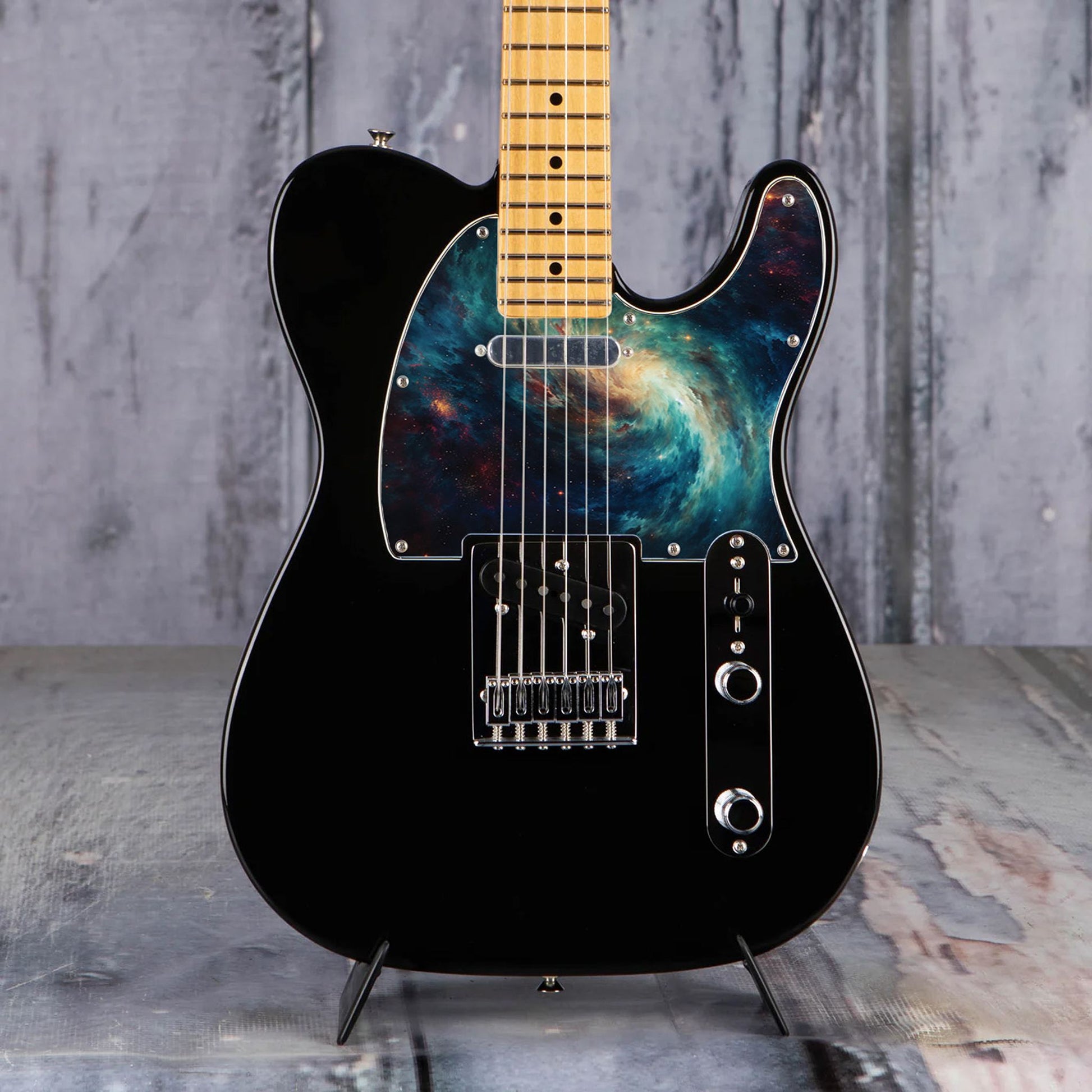 Egyedi Fender Telecaster gitár koptató örvénylő galaxis mintázattal, mélykék és arany árnyalatokkal, valamint szórtan ragyogó csillagokkal