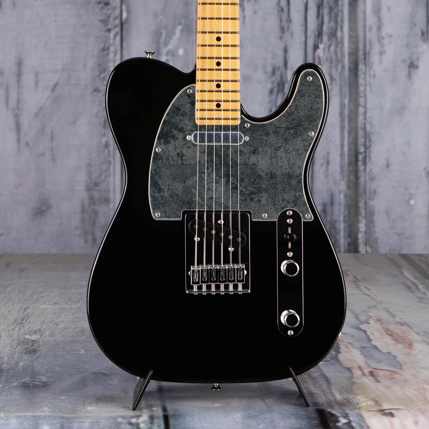 Egyedi Fender Telecaster gitár koptató sötétszürke árnyalattal, érdes textúrával és természetes kopásokkal