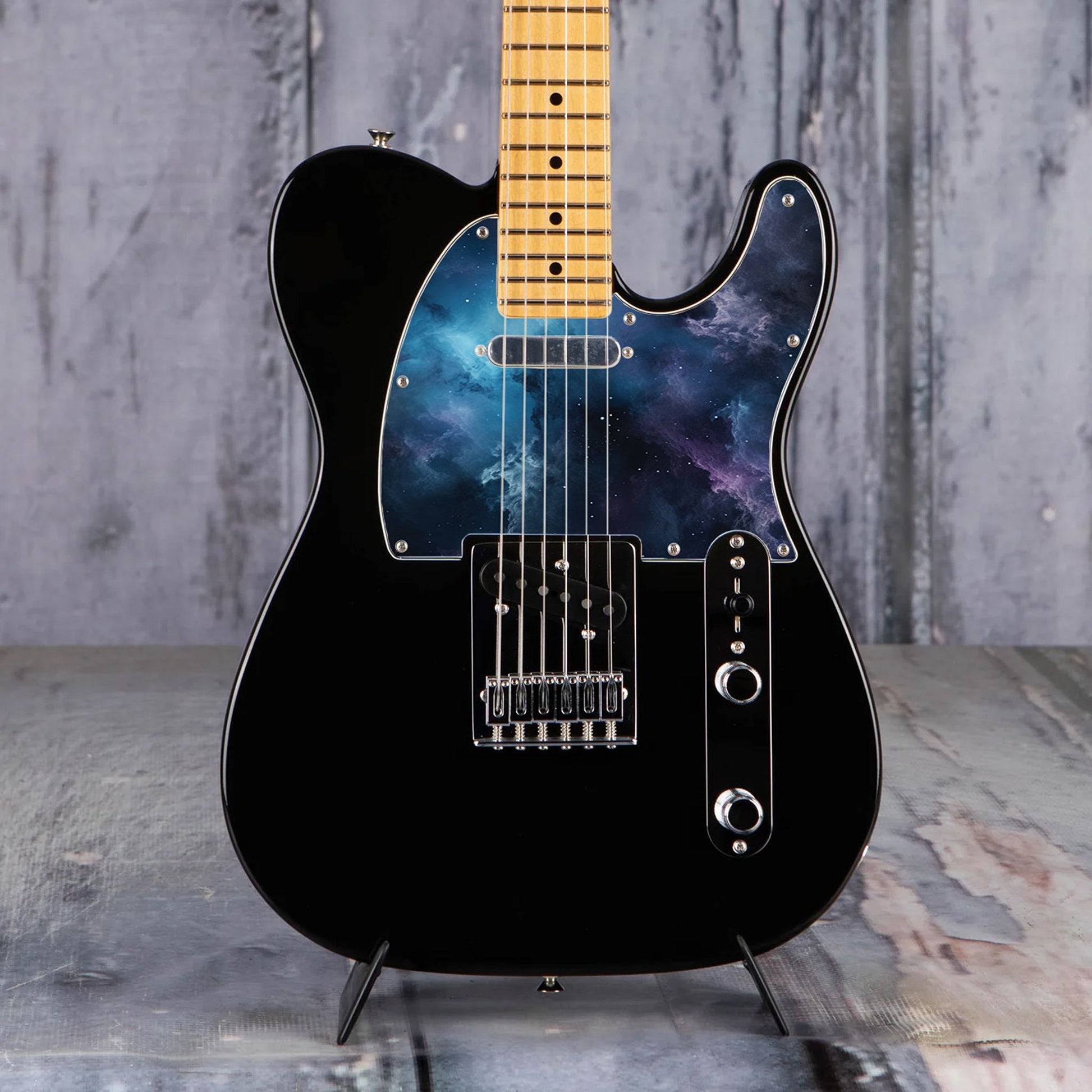 Egyedi Fender Telecaster gitár koptató kozmikus mintázattal, kékes-lilás árnyalatokkal és csillagokkal díszített galaxis hatással