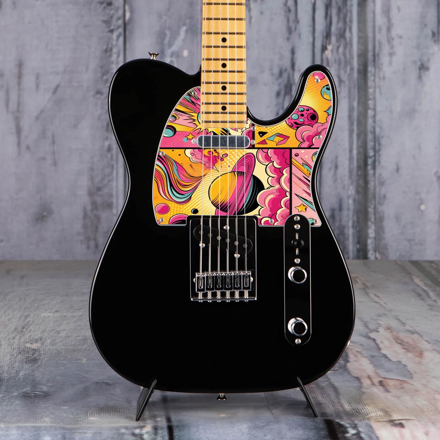 Egyedi Fender Telecaster gitár koptató élénk pop-art stílusban, bolygókkal, csillagokkal és dinamikus rózsaszín-sárga árnyalatokkal