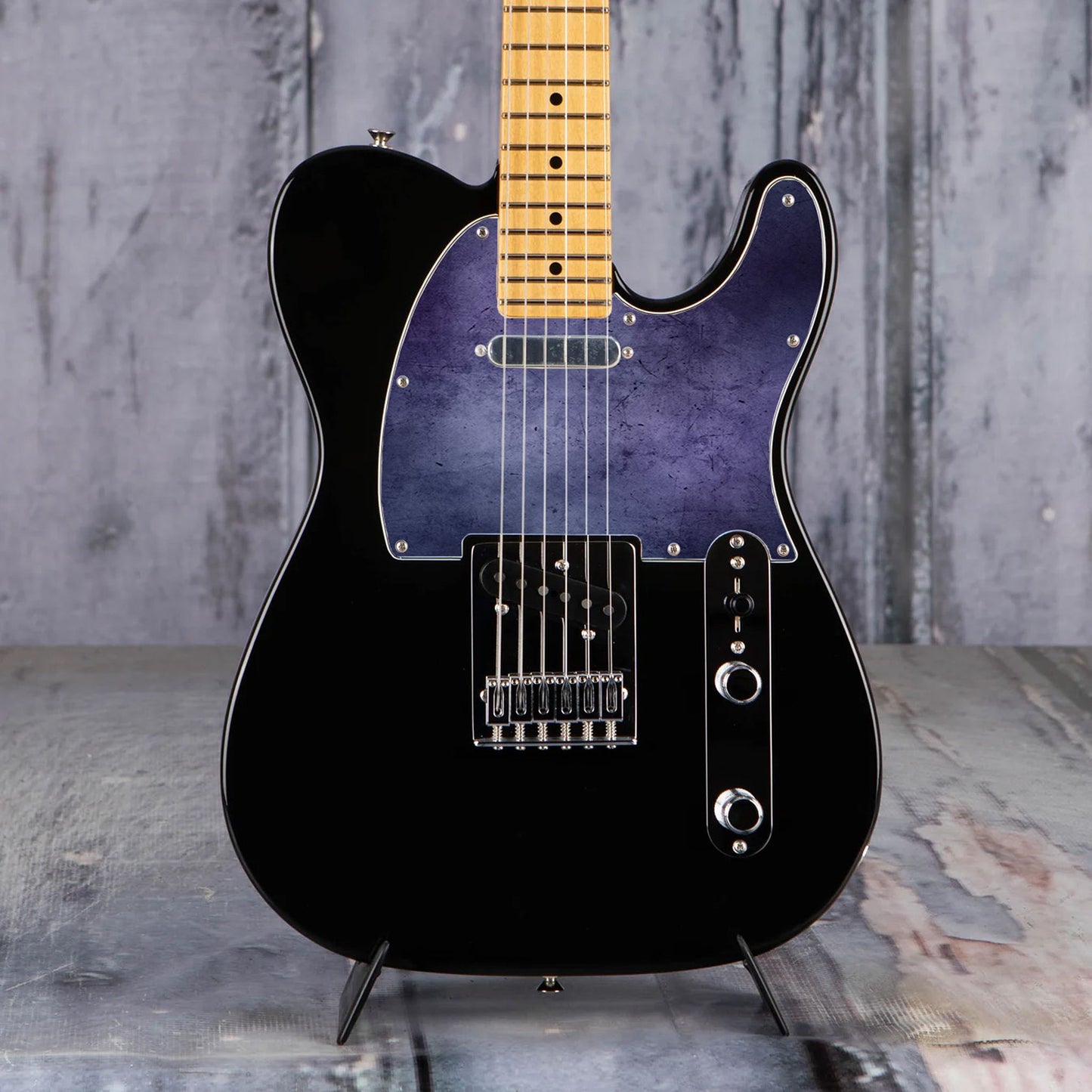 Egyedi Fender Telecaster gitár koptató mélylila árnyalatokkal, finoman karcos felülettel és visszafogott vintage stílussal