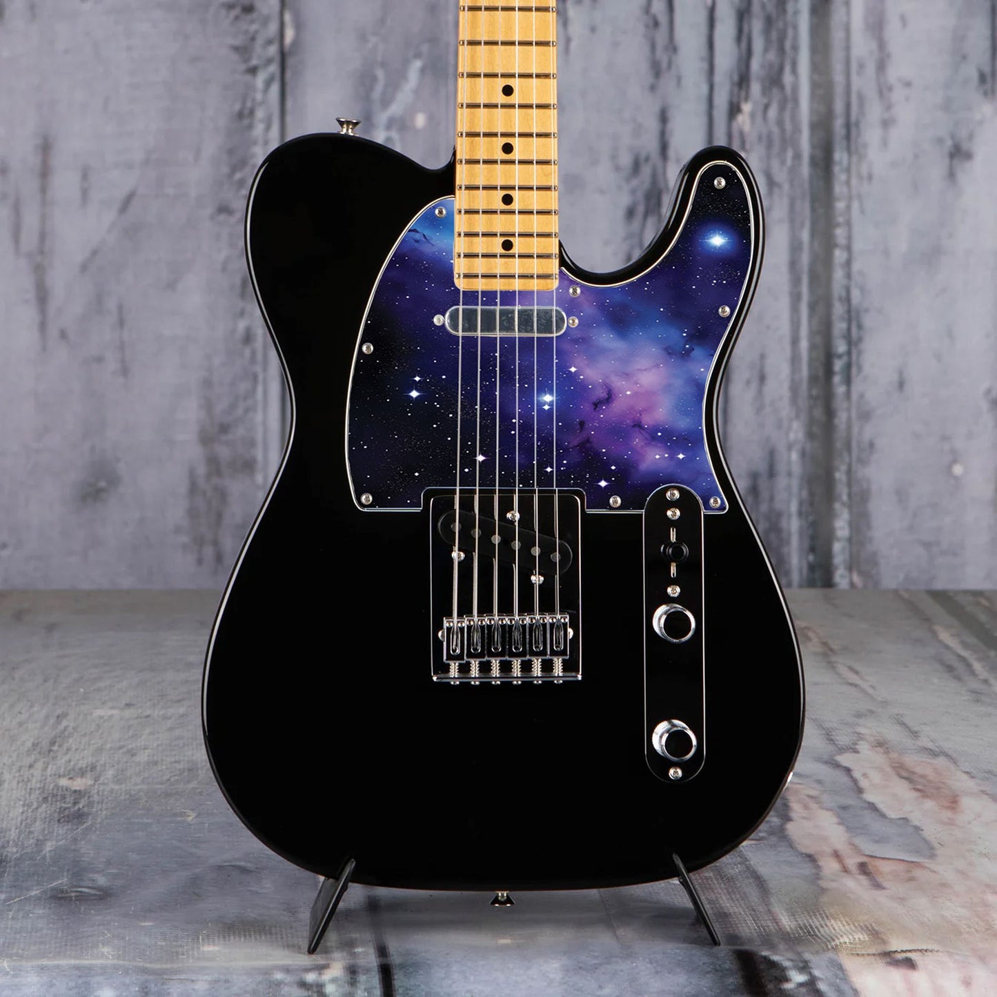 Egyedi Fender Telecaster gitár koptató lila-kék galaxis mintázattal, ragyogó csillagokkal és ködös űrhatással a kozmikus megjelenésért