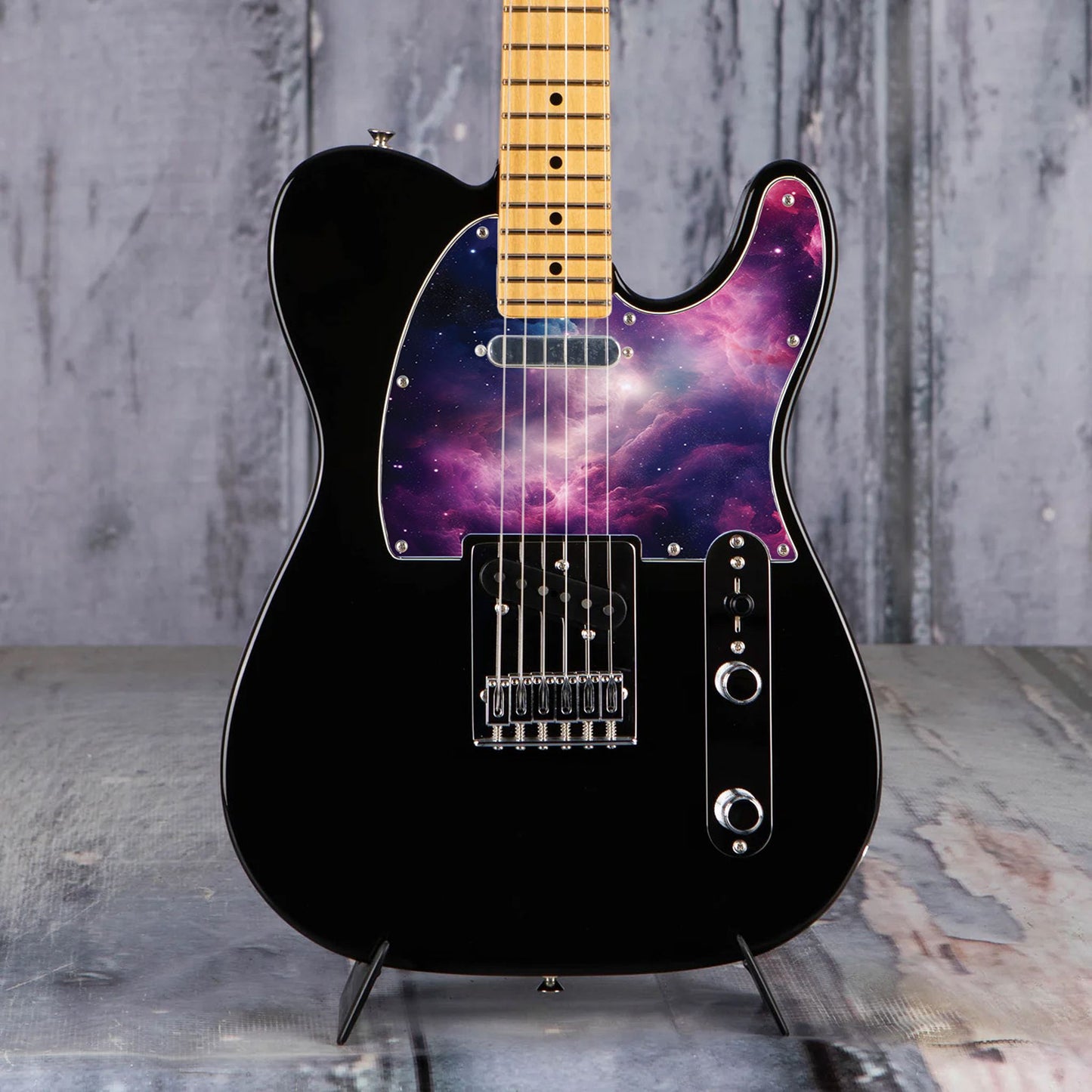 Egyedi Fender Telecaster gitárkoptató látványos galaxis mintázattal, rózsaszínes-lilás ködfelhőkkel és csillagokkal díszített űrhatással