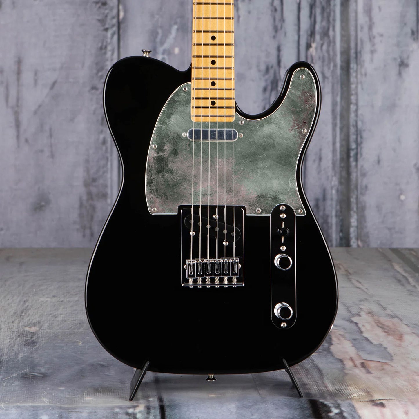 Egyedi Fender Telecaster gitár koptató matt zöld árnyalattal, enyhén patinás felülettel és vintage hatású kopásokkal