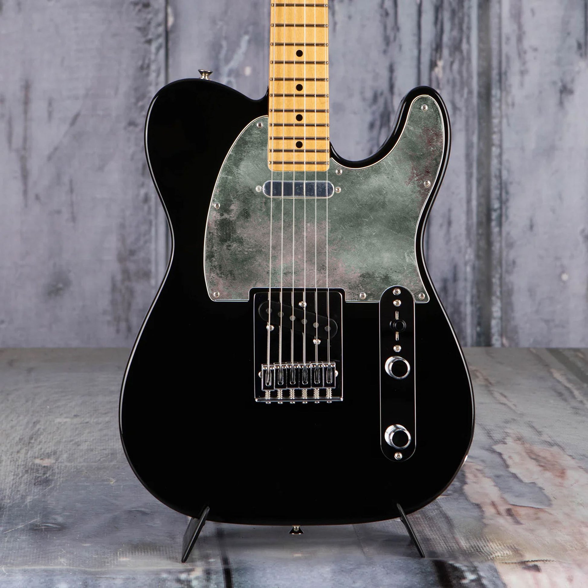 Egyedi Fender Telecaster gitár koptató matt zöld árnyalattal, enyhén patinás felülettel és vintage hatású kopásokkal