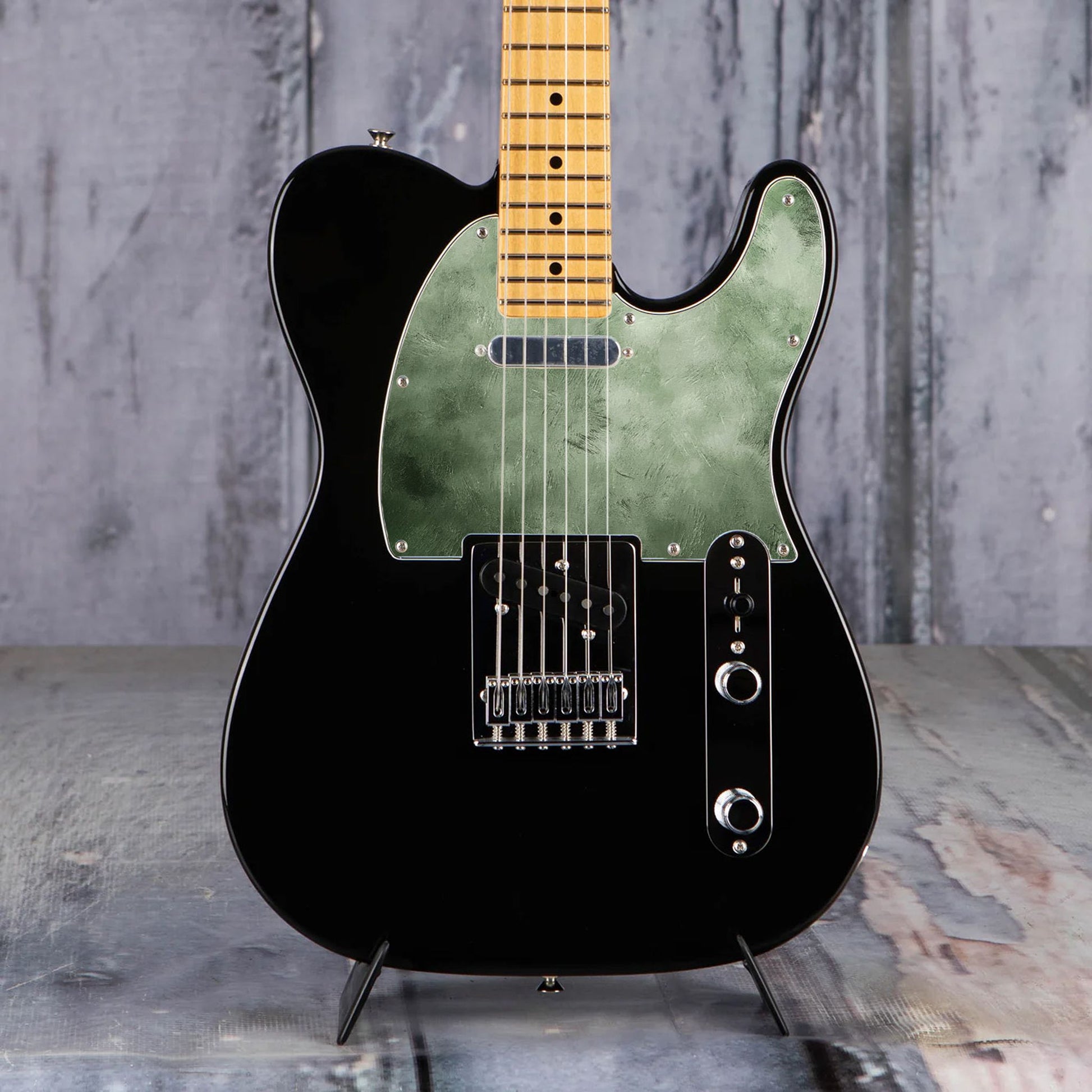 Egyedi Telecaster gitár koptató világoszöld, finoman koptatott textúrával és elegáns vintage hatással