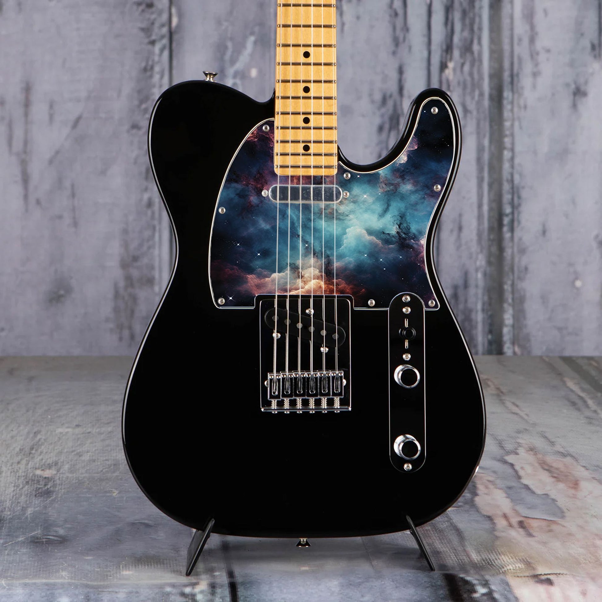 Egyedi Fender Telecaster gitár koptató kék és bordó galaxis mintázattal, kavargó ködfelhőkkel és finoman szórt csillagokkal