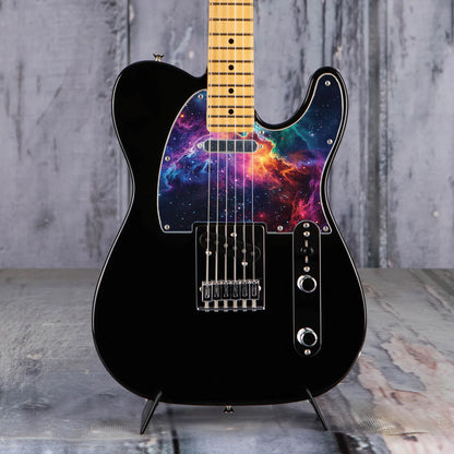 Egyedi Fender Telecaster pickguard élénk galaxis mintázattal, vibráló lila, narancs és kék ködfelhőkkel és ragyogó csillagokkal