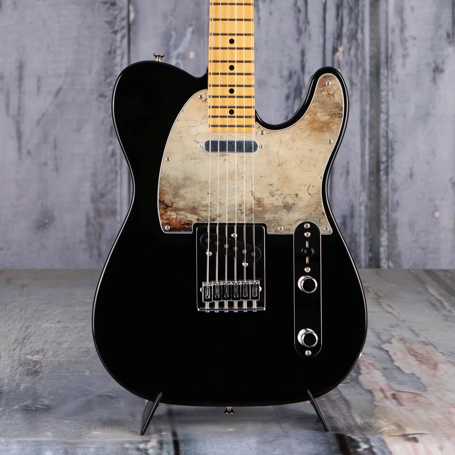 Egyedi Fender Telecaster gitár koptató repedezett, antikolt felülettel, halvány bézs tónusokkal és sötétebb foltokkal