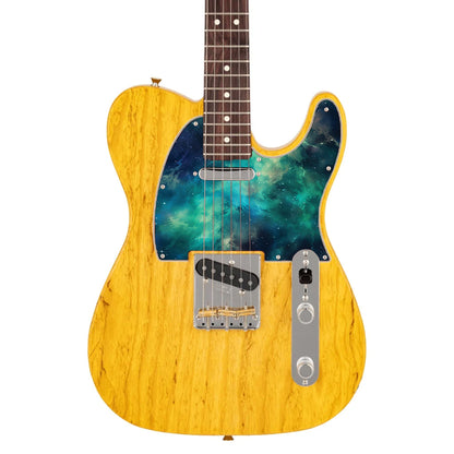 Egyedi Fender Telecaster gitár koptató élénk zöldes-kék galaxis mintázattal, kavargó ködfelhőkkel és szórtan ragyogó csillagokkal