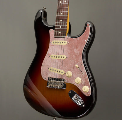 Egyedi Stratocaster koptató kopott, téglavörös árnyalattal, amely különleges és egyedi stílust kölcsönöz